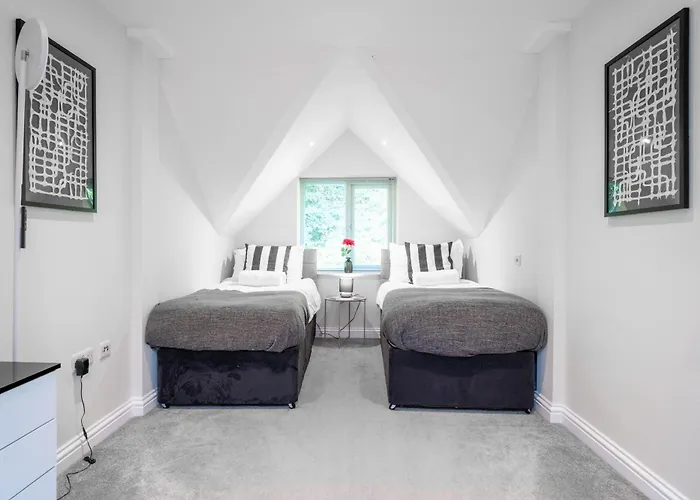 Garland Penthouse - Large 2 Bed 2 Bath Self Contained Flat