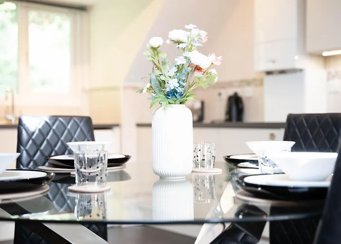 Garland Penthouse - Large 2 Bed 2 Bath Self Contained Flat