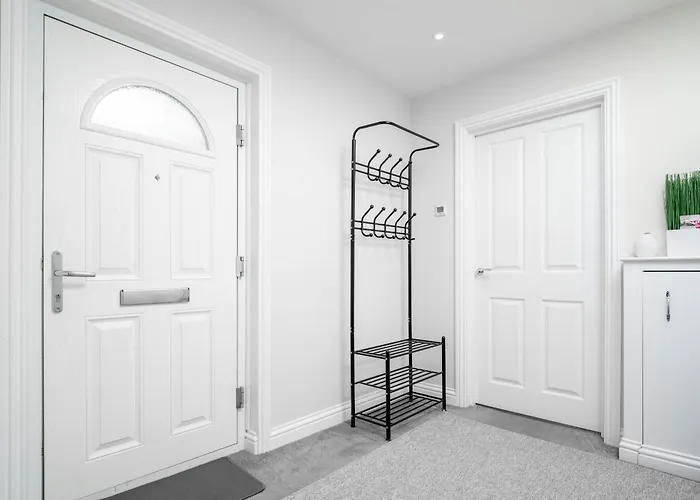Garland Penthouse - Large 2 Bed 2 Bath Self Contained Flat