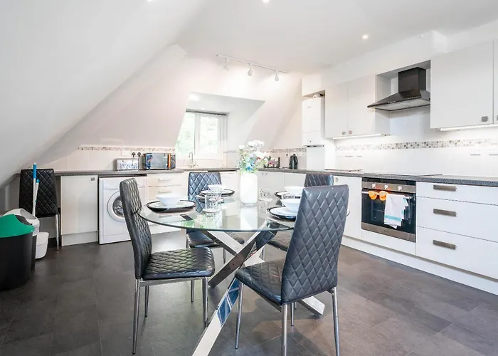 Garland Penthouse - Large 2 Bed 2 Bath Self Contained Flat