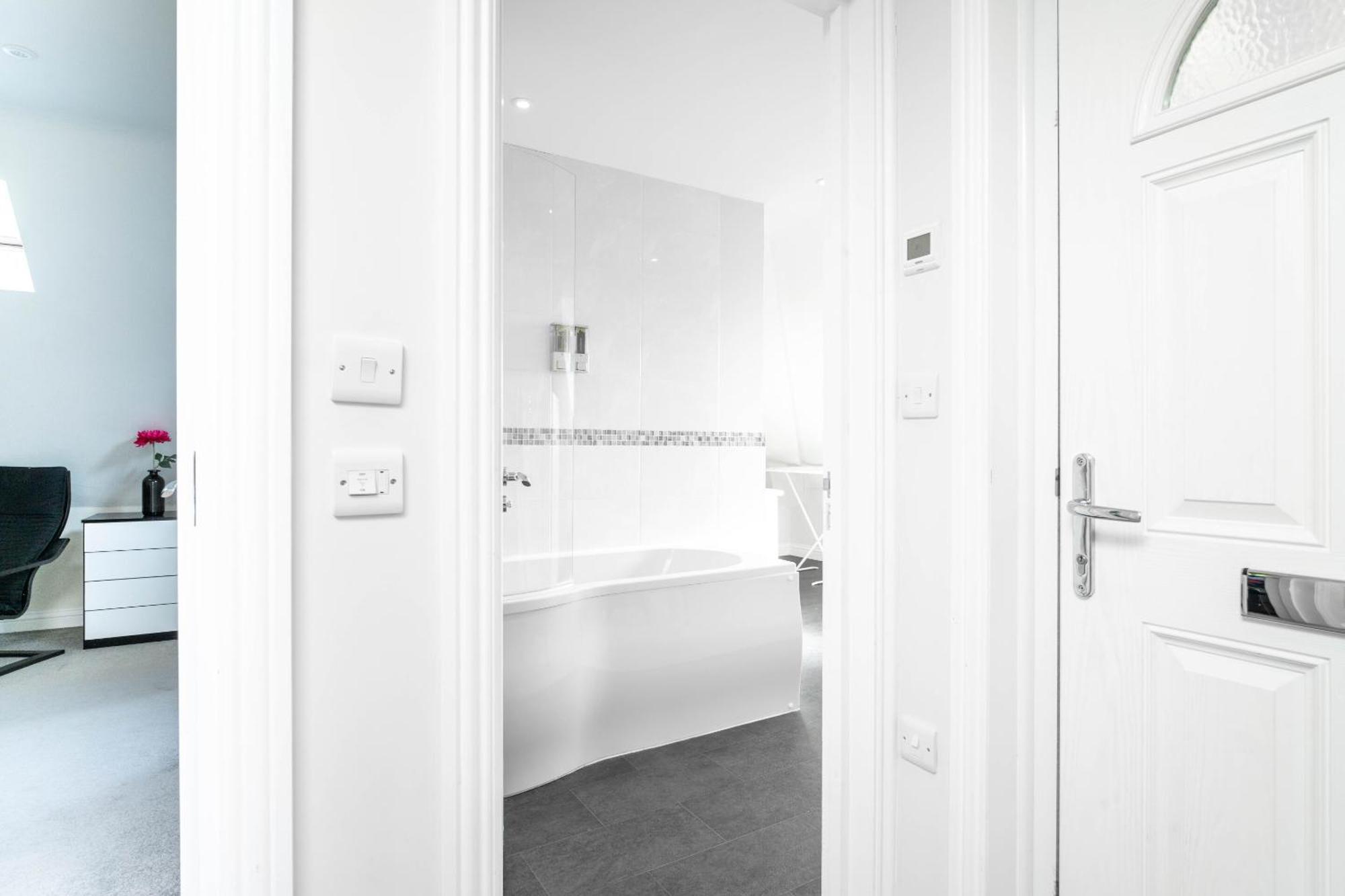 Garland Penthouse - Large 2 Bed 2 Bath Self Contained Flat Apartment Redhill (Surrey)