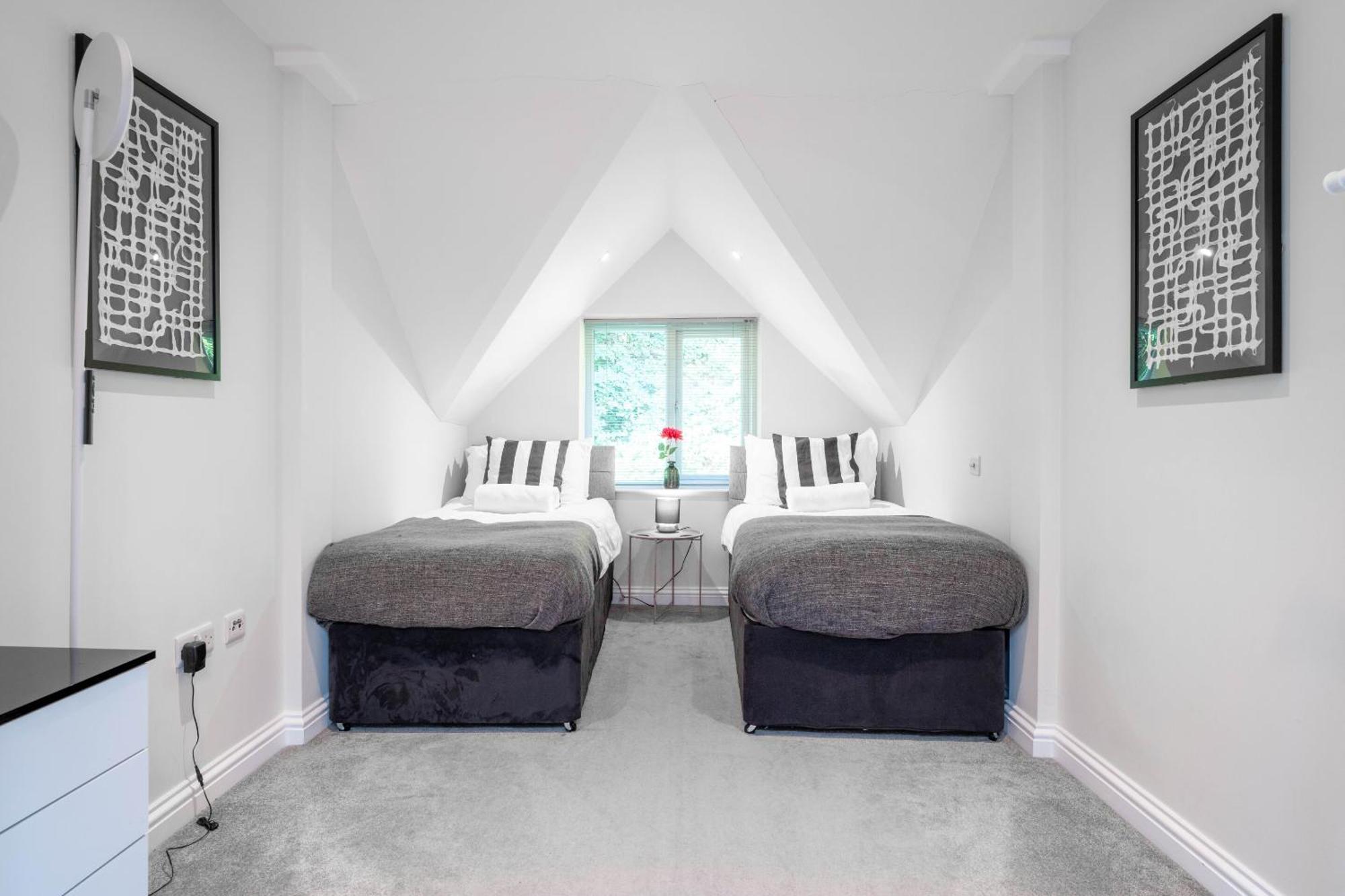Apartment Garland Penthouse - Large 2 Bed 2 Bath Self Contained Flat Redhill (Surrey)