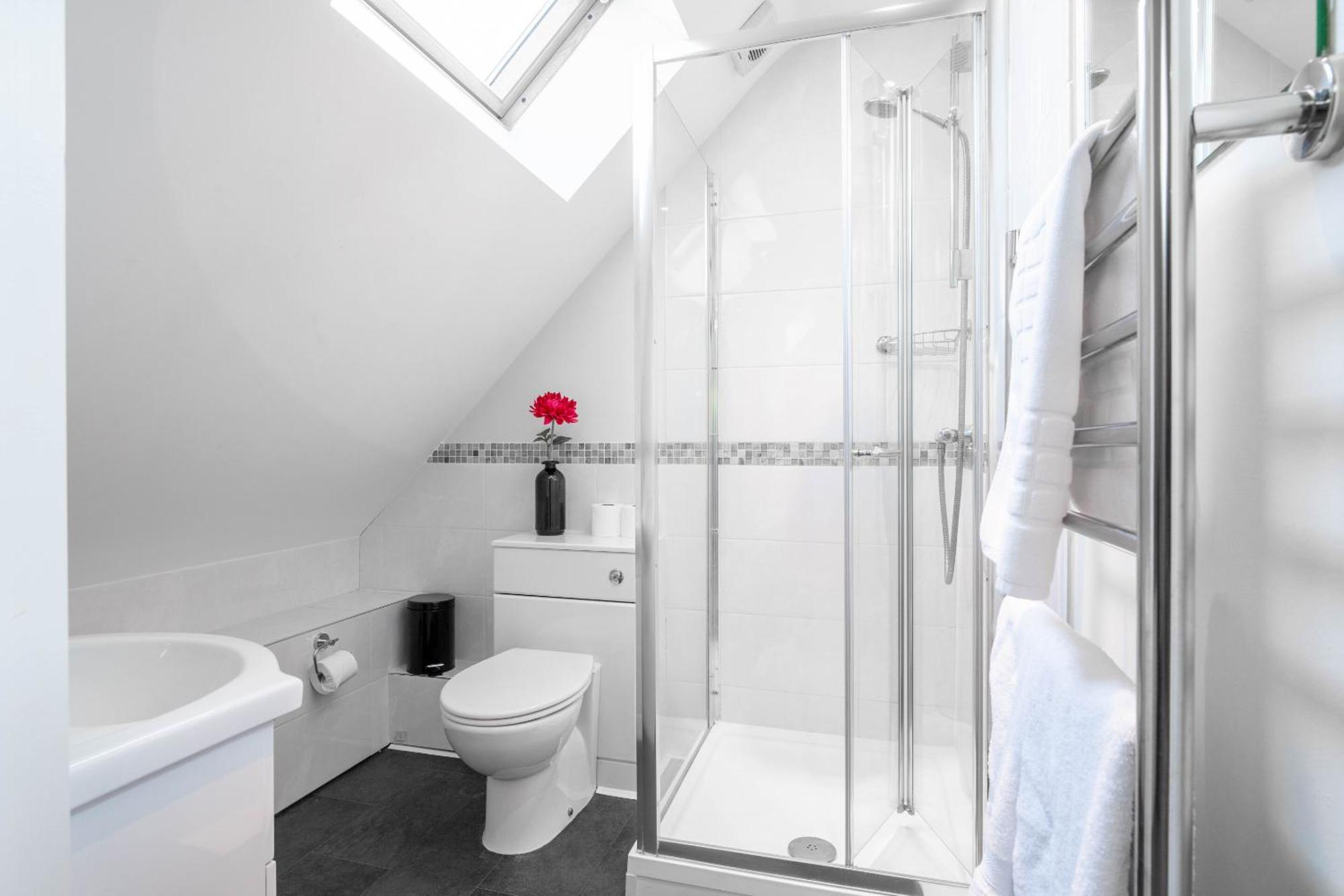 Garland Penthouse - Large 2 Bed 2 Bath Self Contained Flat