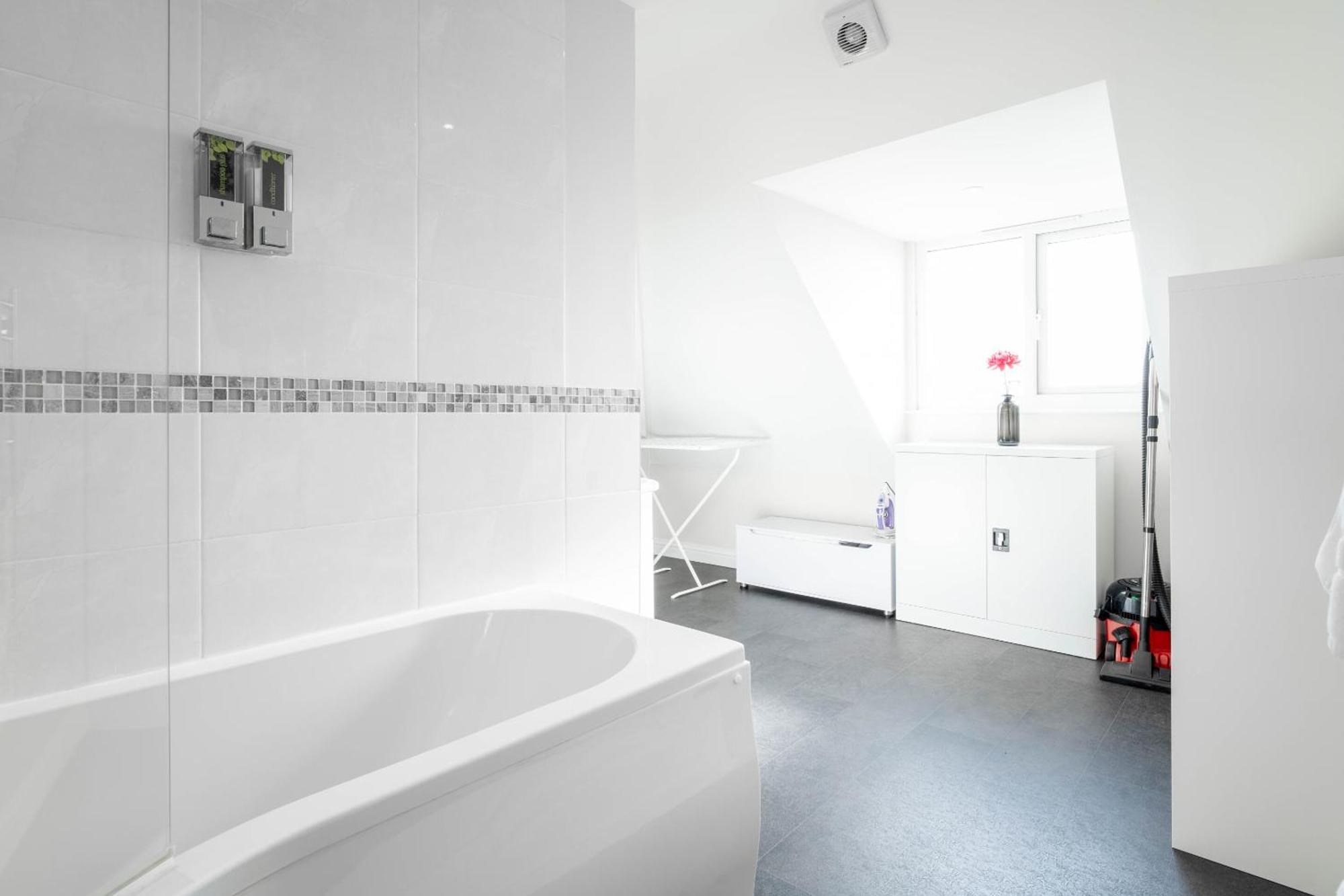 Garland Penthouse - Large 2 Bed 2 Bath Self Contained Flat * Redhill (Surrey)