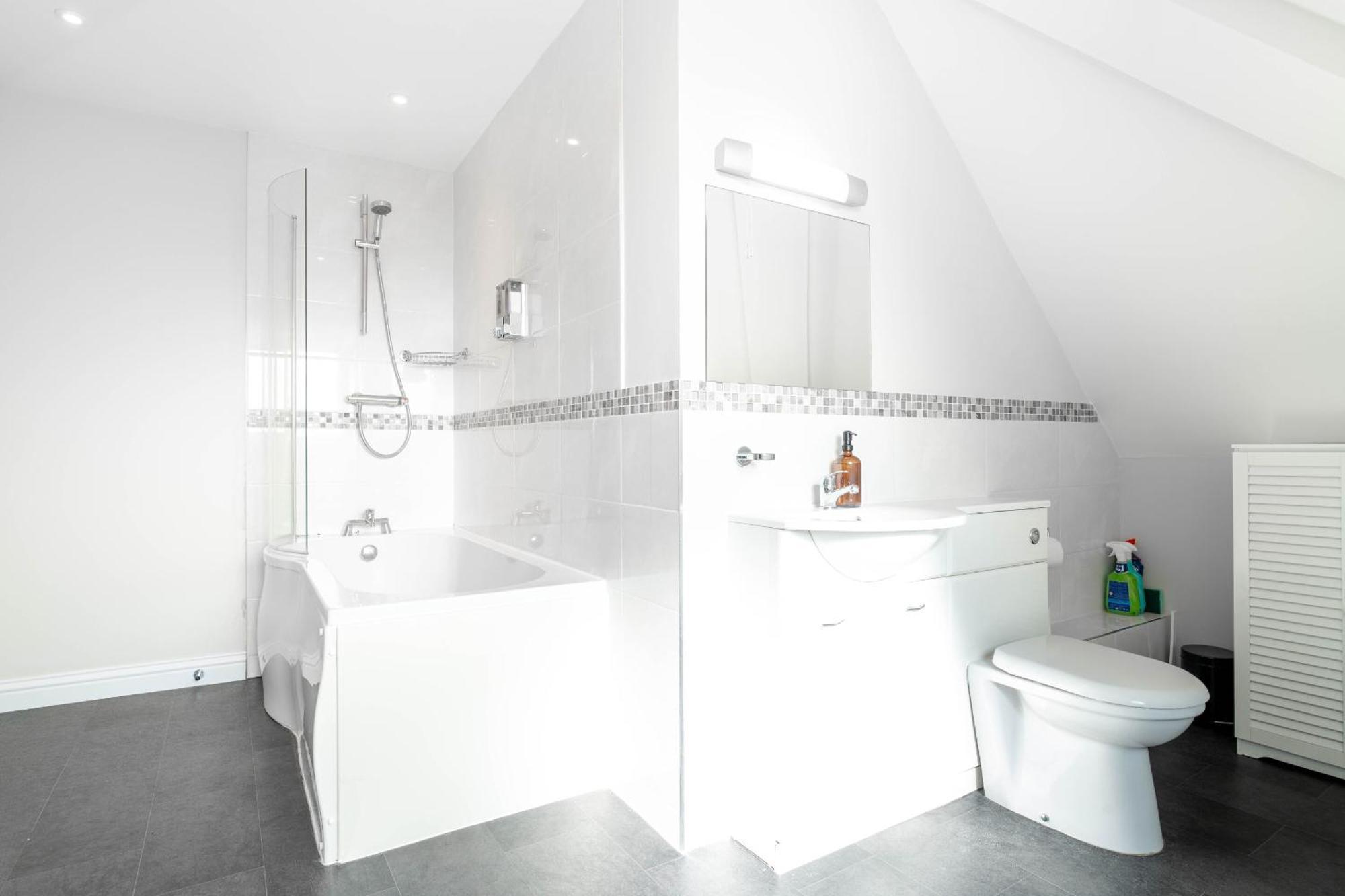 Apartment Garland Penthouse - Large 2 Bed 2 Bath Self Contained Flat