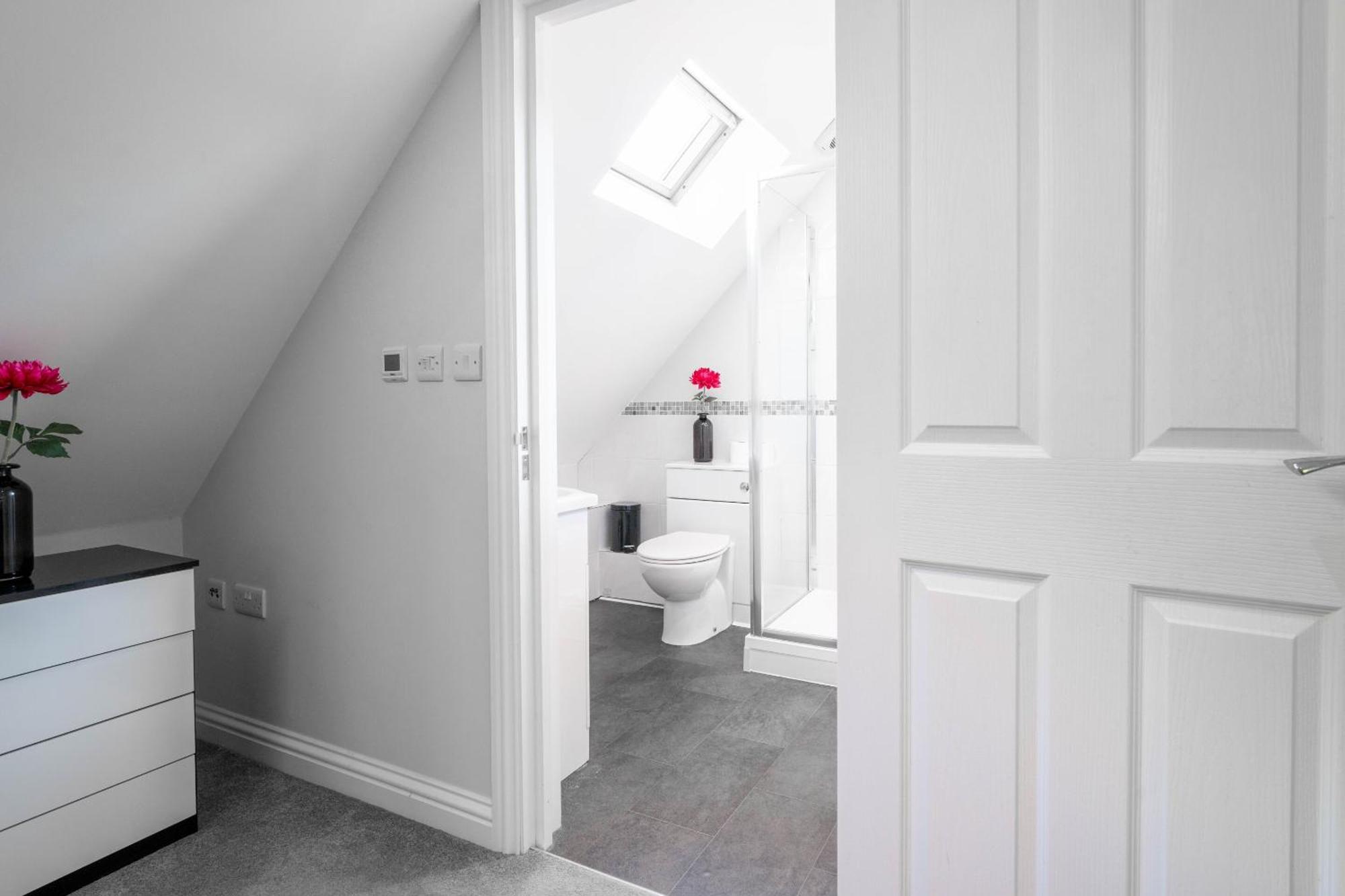 Garland Penthouse - Large 2 Bed 2 Bath Self Contained Flat Apartment Redhill (Surrey)