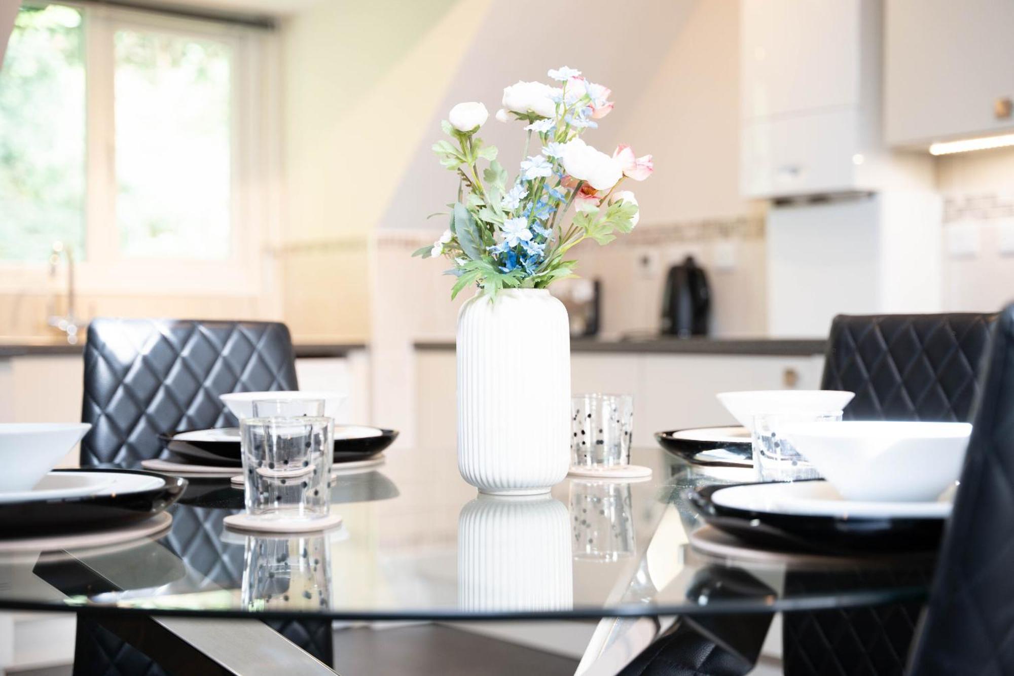 Garland Penthouse - Large 2 Bed 2 Bath Self Contained Flat Redhill (Surrey)