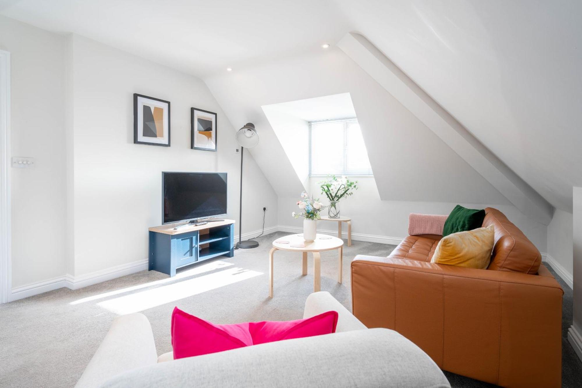 Apartment Garland Penthouse - Large 2 Bed 2 Bath Self Contained Flat *