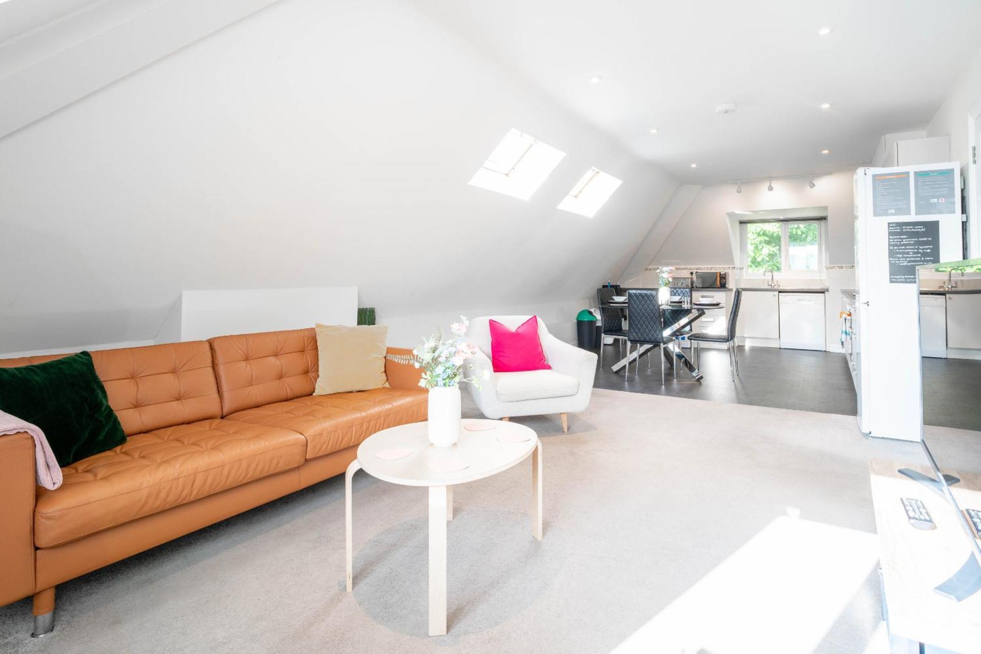 Apartment Garland Penthouse - Large 2 Bed 2 Bath Self Contained Flat Redhill (Surrey)