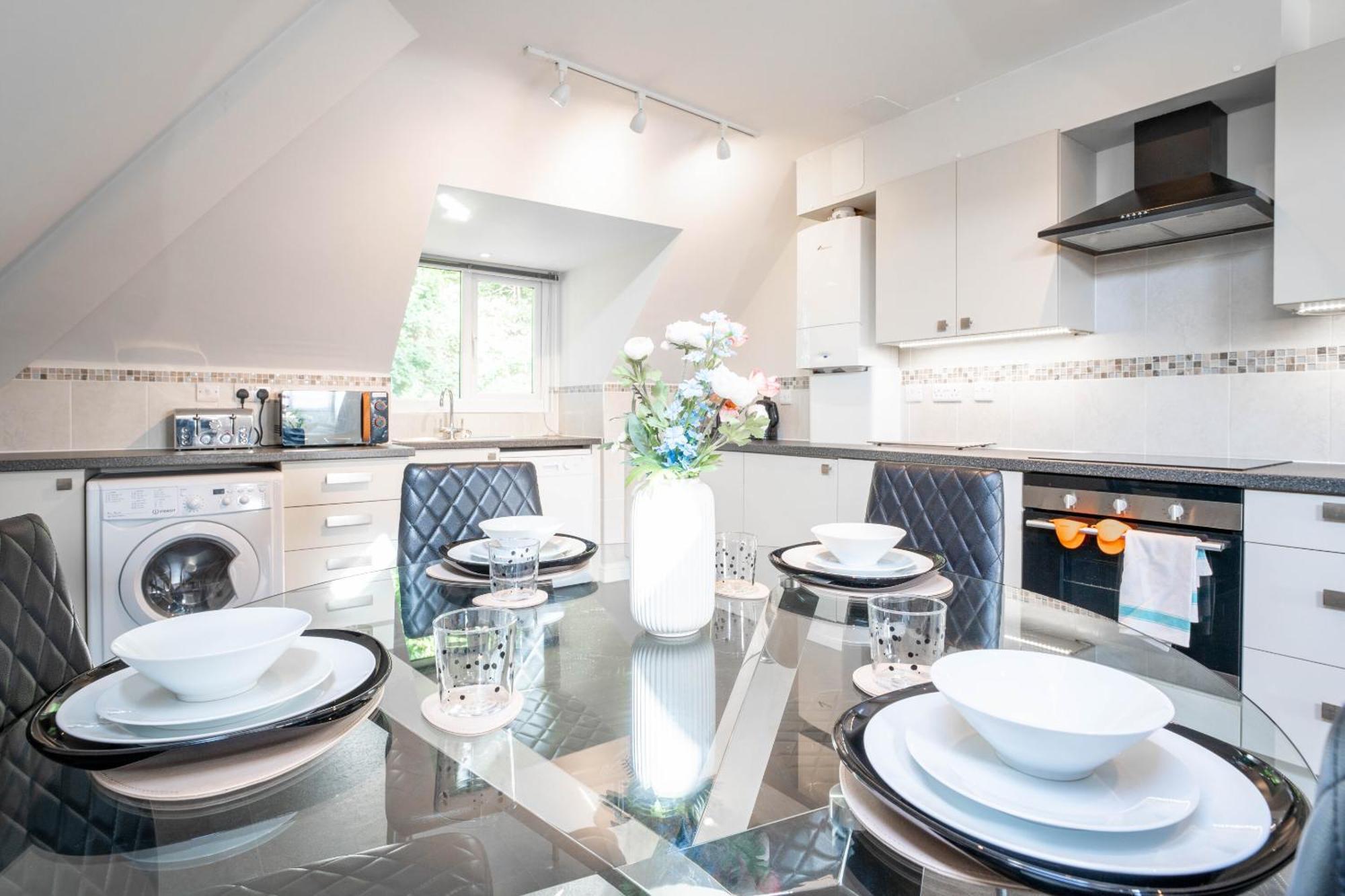 Garland Penthouse - Large 2 Bed 2 Bath Self Contained Flat * Redhill (Surrey)