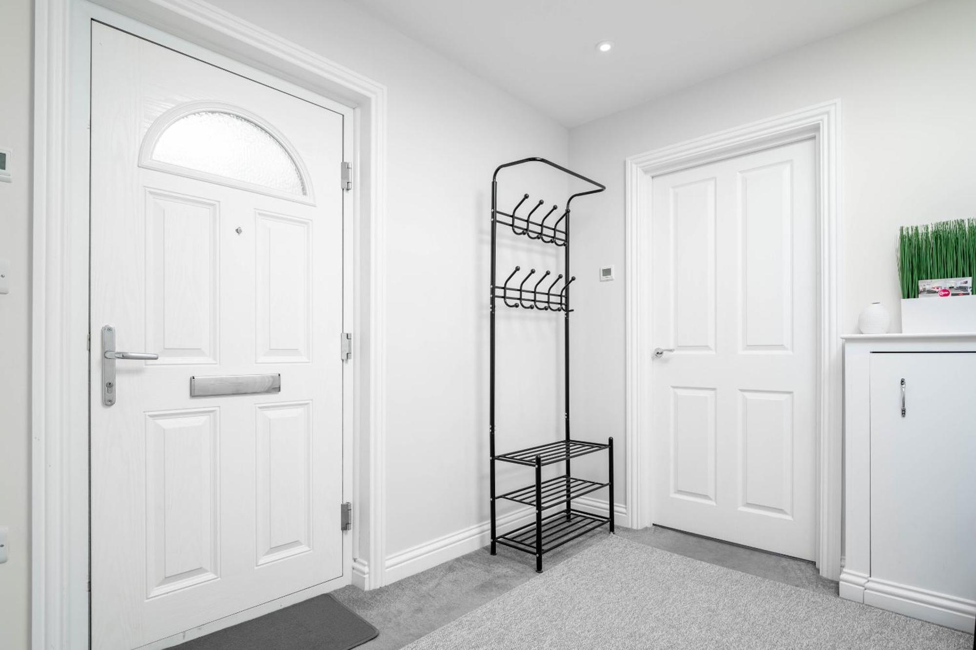 Apartment Garland Penthouse - Large 2 Bed 2 Bath Self Contained Flat