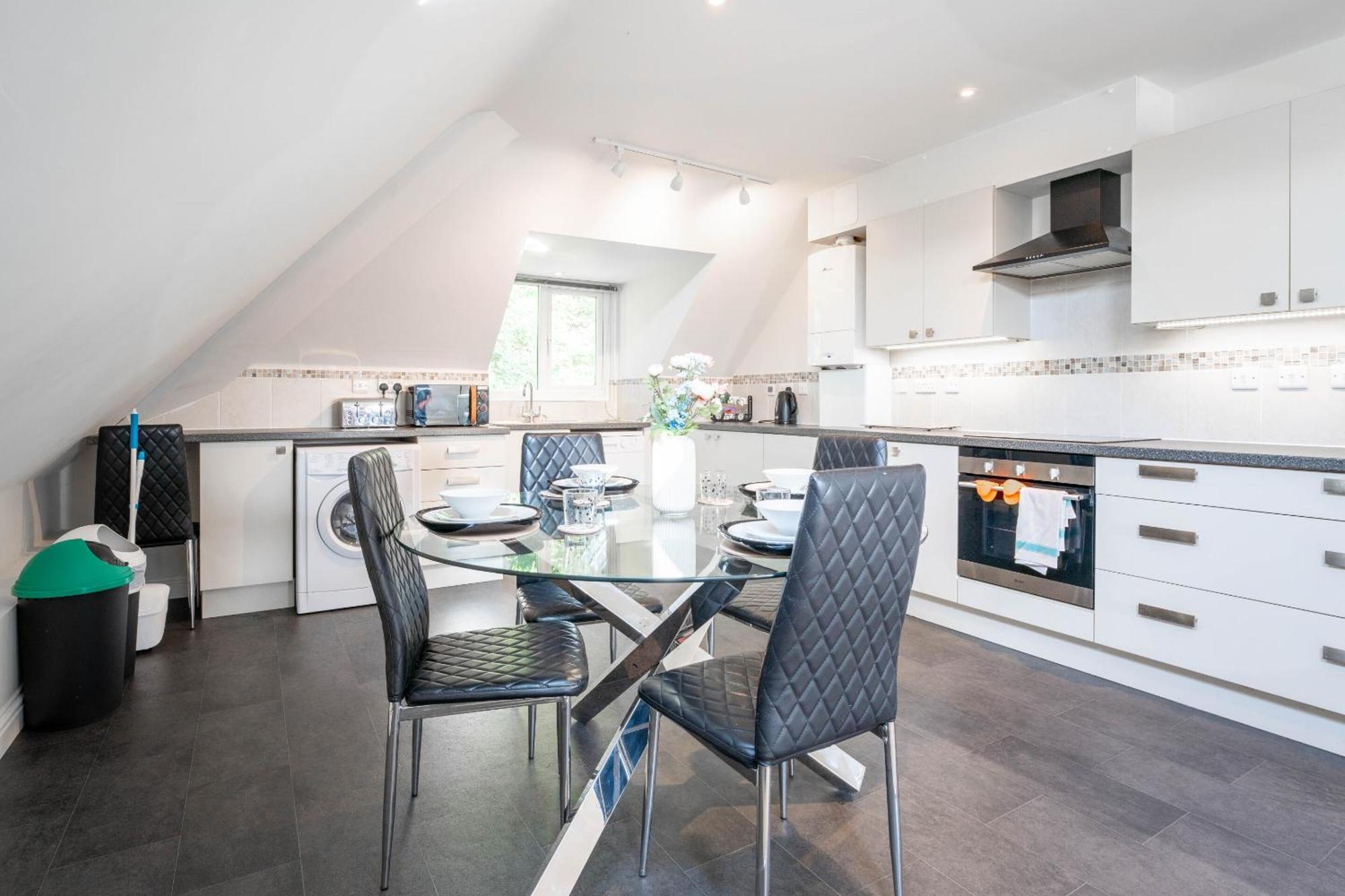 Garland Penthouse - Large 2 Bed 2 Bath Self Contained Flat Apartment Redhill (Surrey)