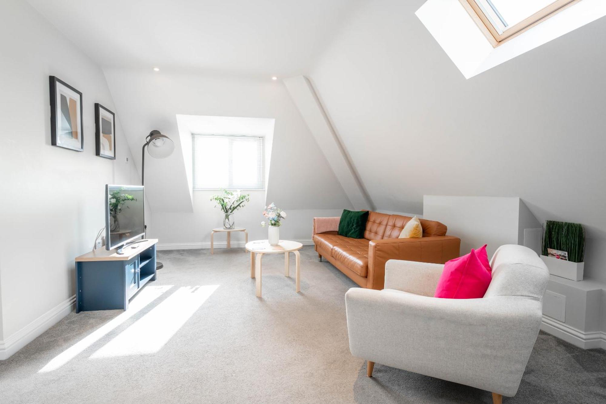 Garland Penthouse - Large 2 Bed 2 Bath Self Contained Flat Redhill (Surrey)