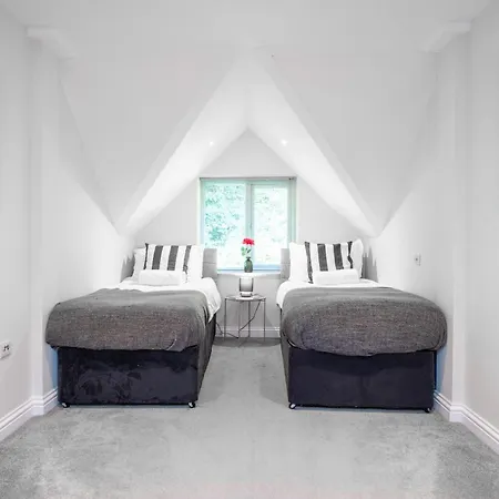 Garland Penthouse - Large 2 Bed 2 Bath Self Contained Flat Apartment Redhill  Exterior photo