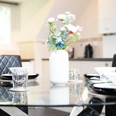 Garland Penthouse - Large 2 Bed 2 Bath Self Contained Flat Apartment Redhill  Exterior photo