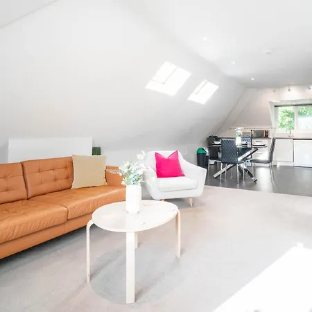 Garland Penthouse - Large 2 Bed 2 Bath Self Contained Flat Apartment Redhill  Exterior photo