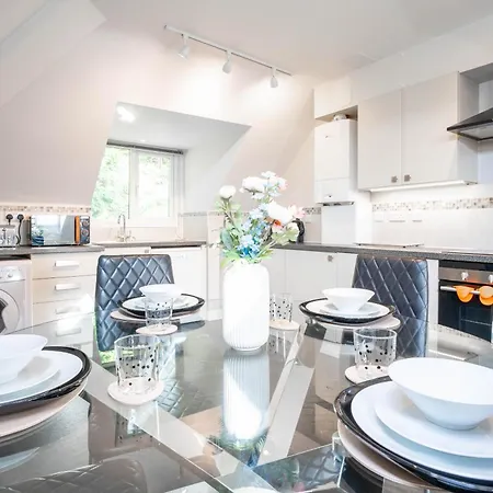 Garland Penthouse - Large 2 Bed 2 Bath Self Contained Flat Apartment Redhill  Exterior photo
