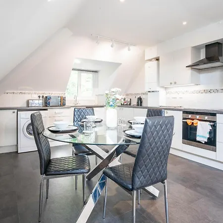 Garland Penthouse - Large 2 Bed 2 Bath Self Contained Flat Apartment Redhill  Exterior photo