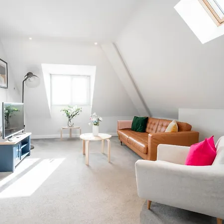 Garland Penthouse - Large 2 Bed 2 Bath Self Contained Flat Apartment Redhill  Exterior photo
