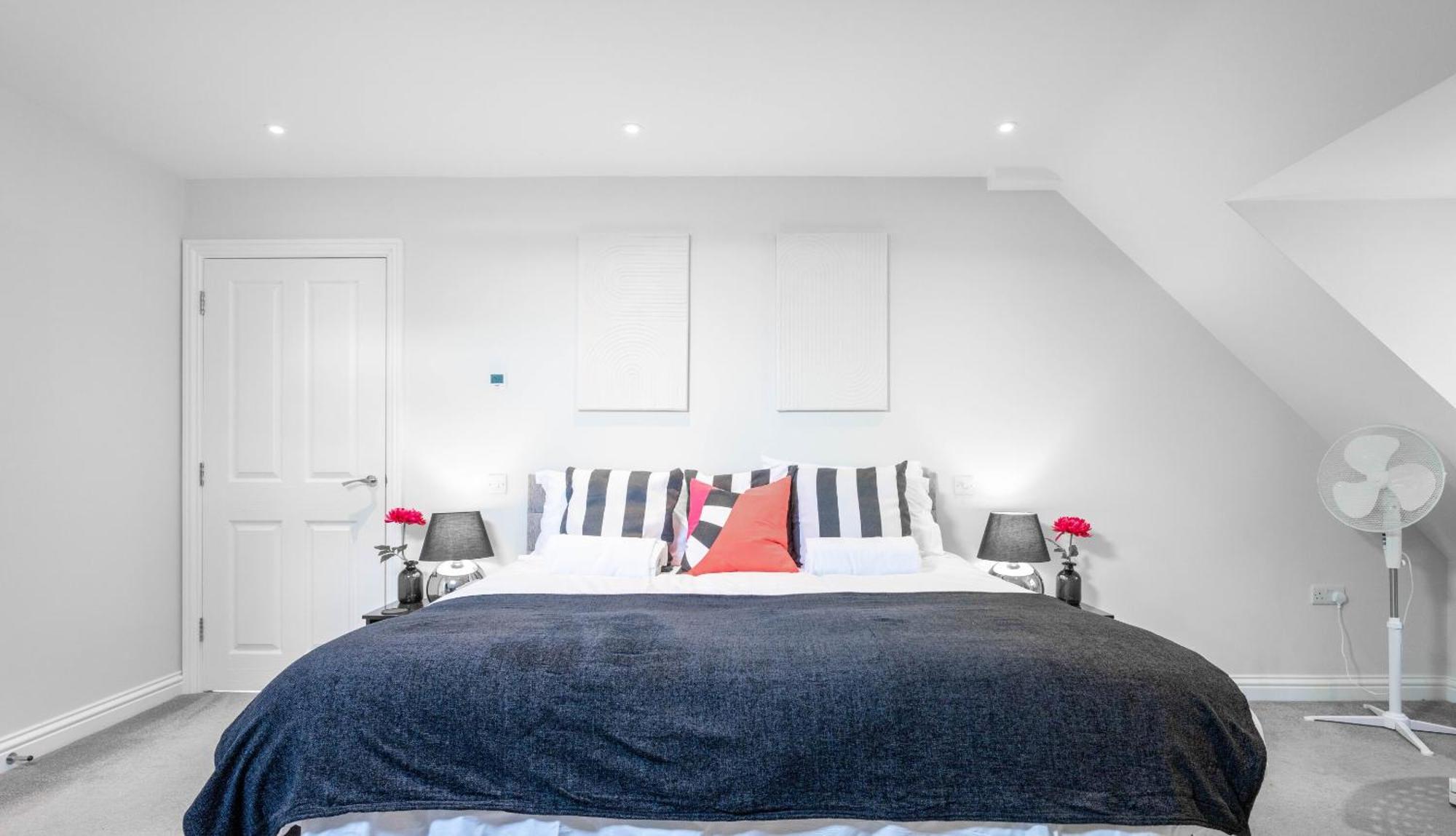 Garland Penthouse - Large 2 Bed 2 Bath Self Contained Flat * Redhill (Surrey)