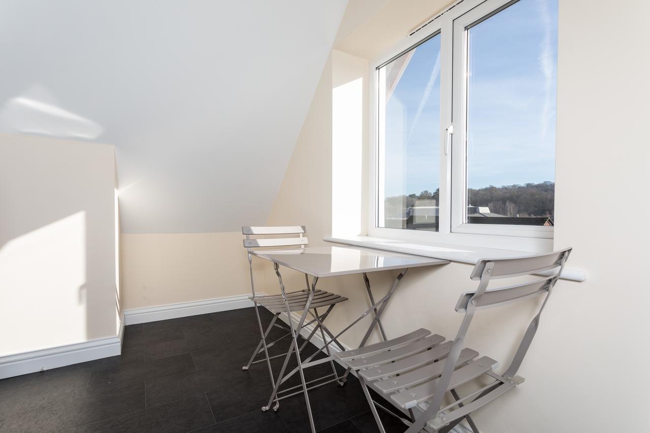 Garland Penthouse - Large 2 Bed 2 Bath Self Contained Flat Apartment *